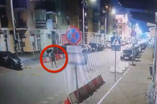 80-latek potrącił pieszego i przejechał po ofierze. Wszystko widać na nagraniu