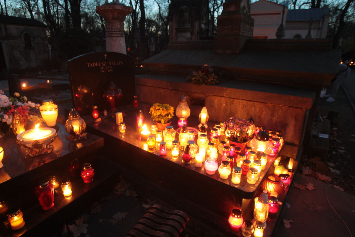 Tak wyglądają Powązki wieczorem. Zachwycające zdjęcia warszawskiej nekropolii