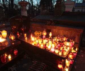 Tak wyglądają Powązki wieczorem. Zachwycające zdjęcia warszawskiej nekropolii