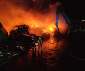  Dobrzyniewo Duży. Olbrzymi pożar na złomowisku samochodów