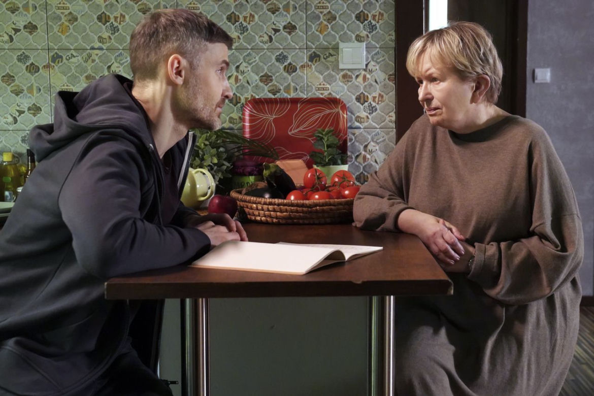 Barwy szczęścia odc. 2618. Basia (Sławomira Łozińska), Adam Jakubik (Bartosz Porczyk)