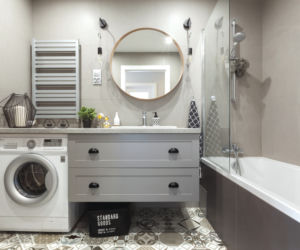 Wyjmij z lodówki i postaw w łazience. Tani trik na porządek w szafkach