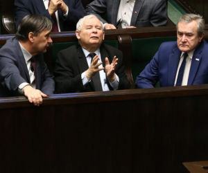Prezes PiS krytykuje zarobki aniołków Glapińskiego