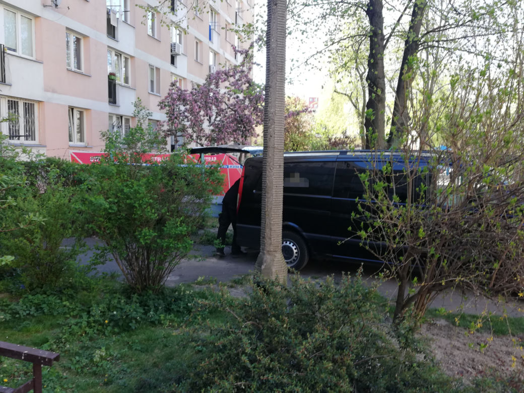 Wypadł z narkotykami z ostatniego piętra