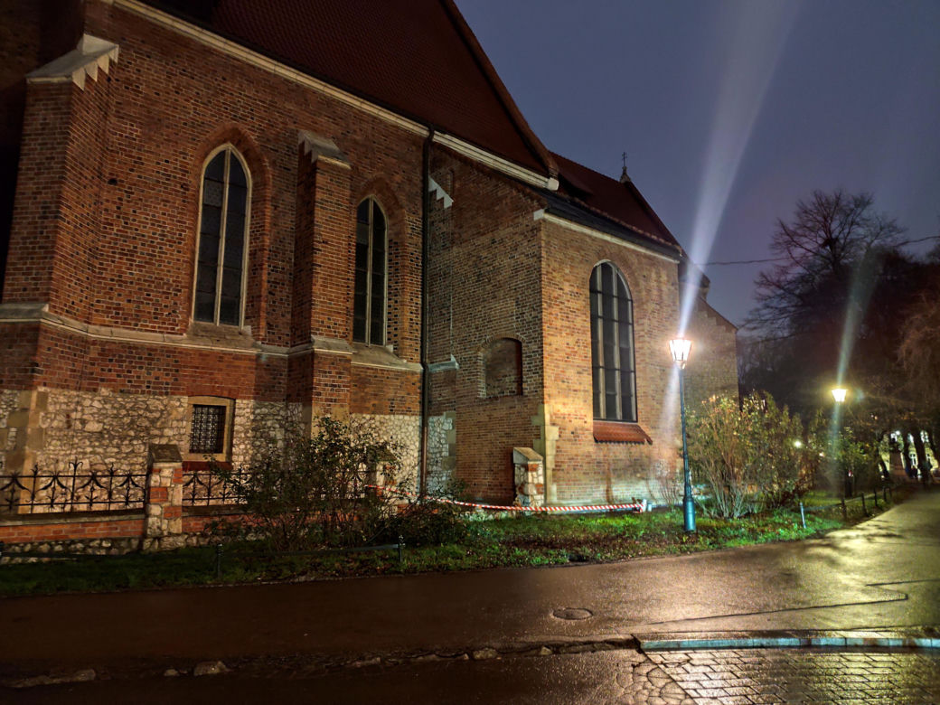 Kraków: Pijany kierowca rozbił zabytkowy kościół w Wigilię. Miał 1,7 promila!