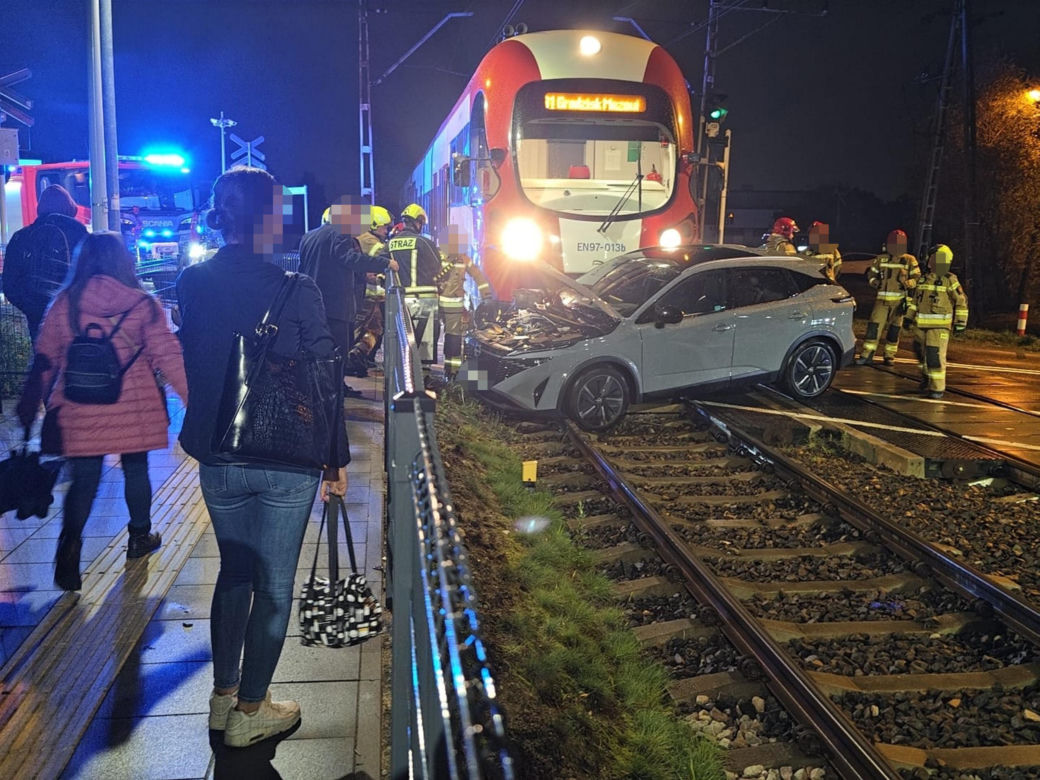 Nie obchodził go znak STOP. Nissanem wjechał wprost pod pociąg WKD