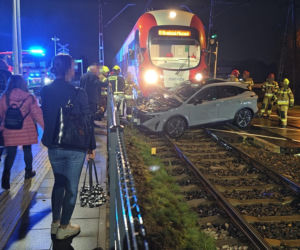 Nie obchodził go znak STOP. Nissanem wjechał wprost pod pociąg WKD