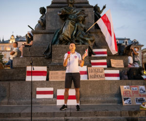 Manifestacja Białorusinów na rynku w Krakowie. Precz z Łukaszenką!
