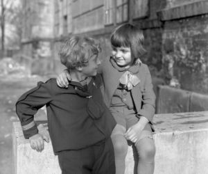 Rodzeństwo podczas zabawy (1928 r.)