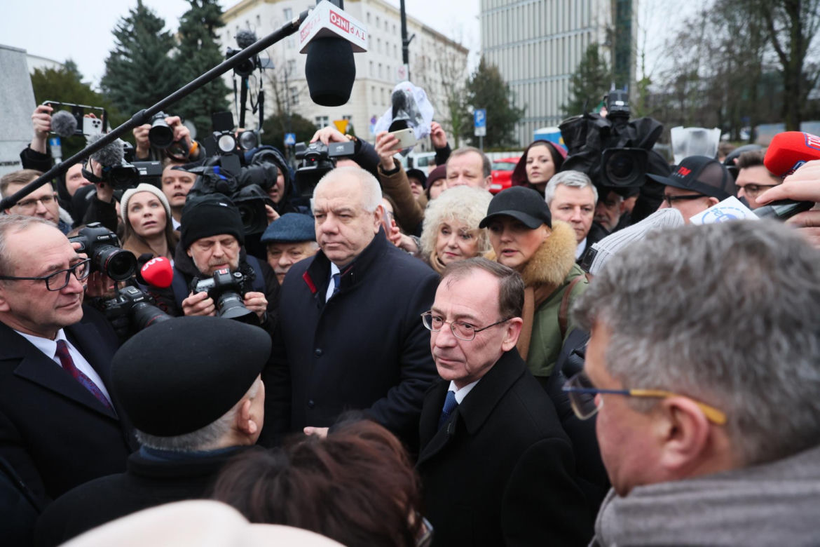 Przepychanki przed Sejmem. Wąsik i Kamiński przed zamkniętymi drzwiami 
