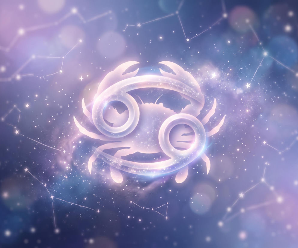 Świecący symbol zodiakalnego Raka na tle gwieździstego nieba. O horoskopie dla Raka przeczytasz na Eska.