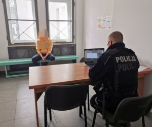 Wandal niszczył samochody. Wpadł, bo miał charakterystyczną bluzę