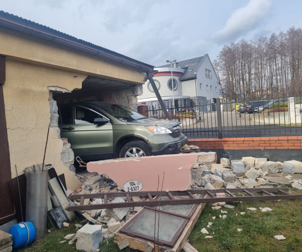 Honda przebiła ścianę garażu w Tarnowie