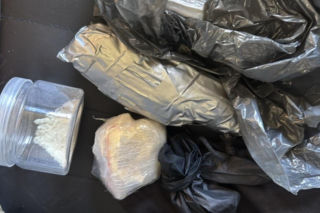 Wpadli z narkotykami w Lesznie. Policja przejęła prawie pół kilograma zakazanych substancji