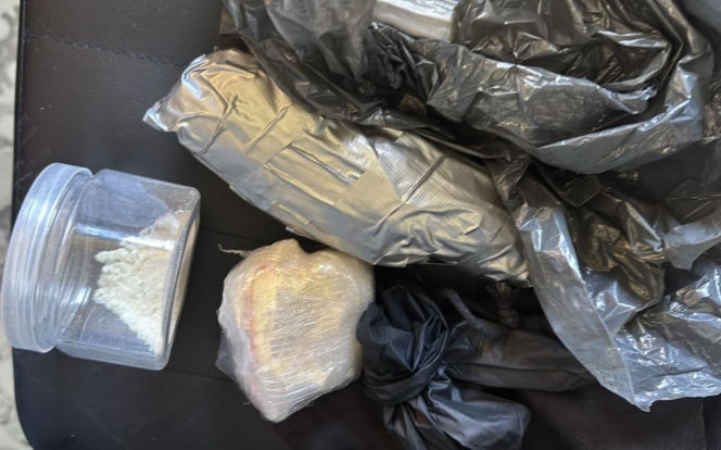 Zatrzymania za posiadanie narkotyków w Lesznie. Policja zabezpieczyła blisko pół kilograma substancji
