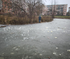 10-latek wszedł na zamarznięte oczko wodne. Tafla zaczęła pękać