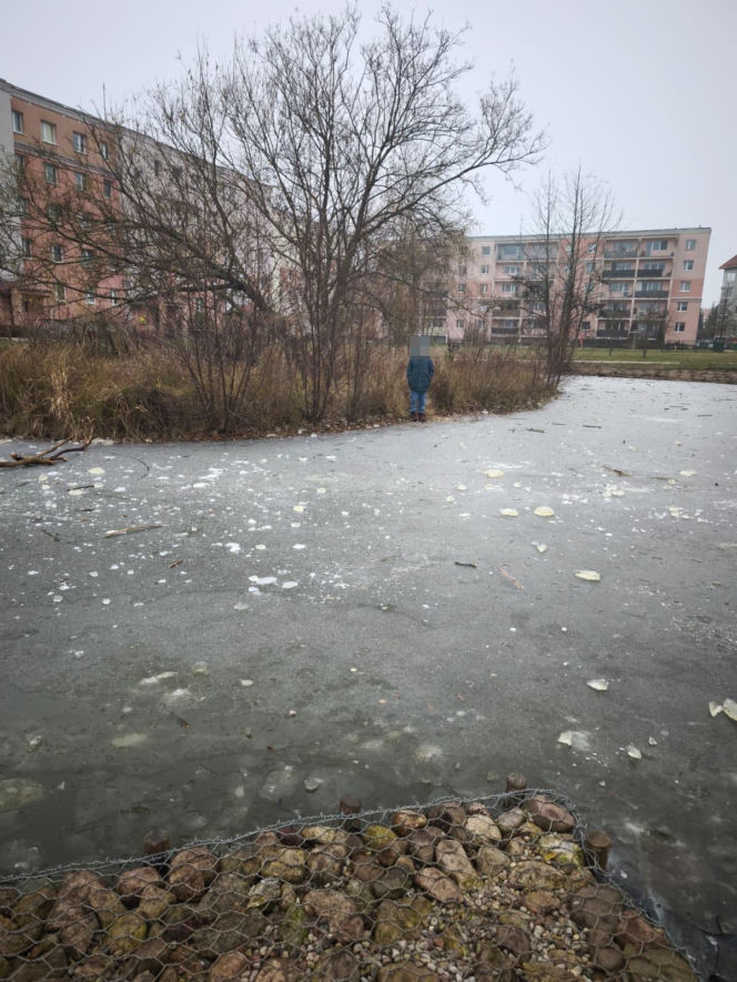 10-latek wszedł na zamarznięte oczko wodne. Tafla zaczęła pękać
