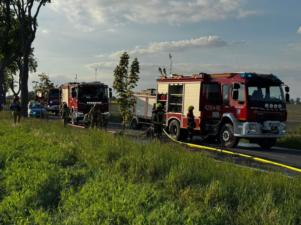 Płonąca ciężarówka i zmiażdżona osobówka. Straszny wypadek koło Świebodzina