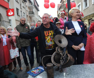 Jerzy Owsiak odłonił w Kołobrzegu figurkę poświęconą WOŚP