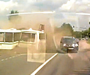 Ciężarówka przecięła autobus na pół