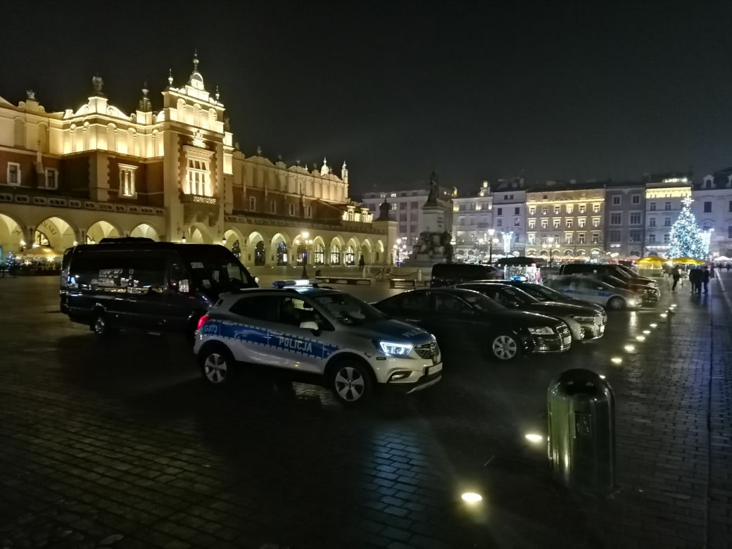 Krakowski Rynek pełen policji i służb