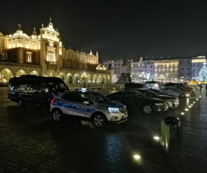 Krakowski Rynek pełen policji i służb