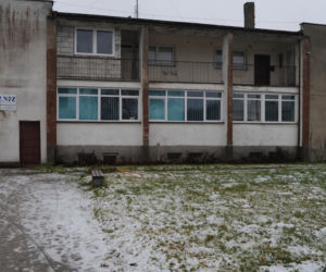 ZMARŁ POD PRZYCHODNIĄ