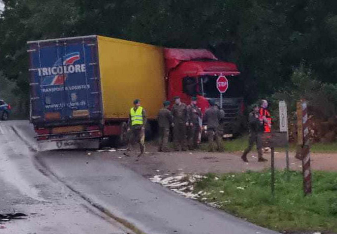 Wypadek busu z dziećmi. Pomogli żołnierze