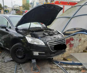 Wypadek na rondzie Jagiellonów w Bydgoszczy. Samochód wbił się w osłonę podziemnego przejścia