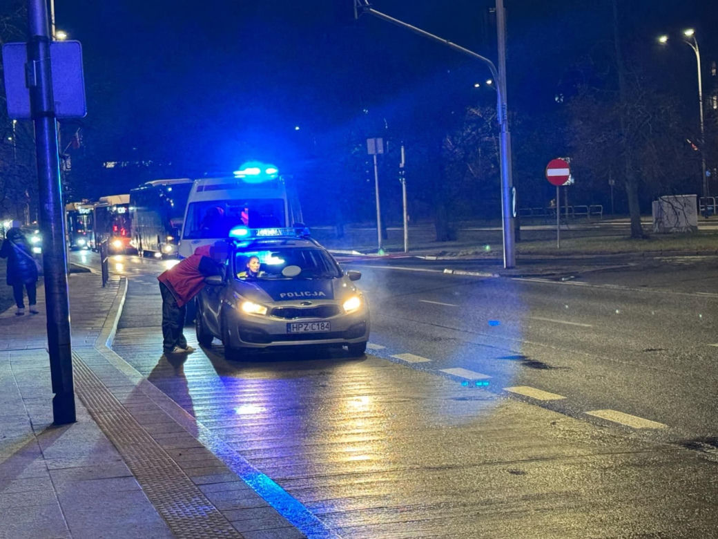 Kolejne potrącenie w Warszawie. Ofiarą młoda kobieta. "Uderzyła głową w przednią szybę"