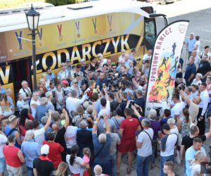 Anita Włodarczyk wróciła do Polski złotym autobusem