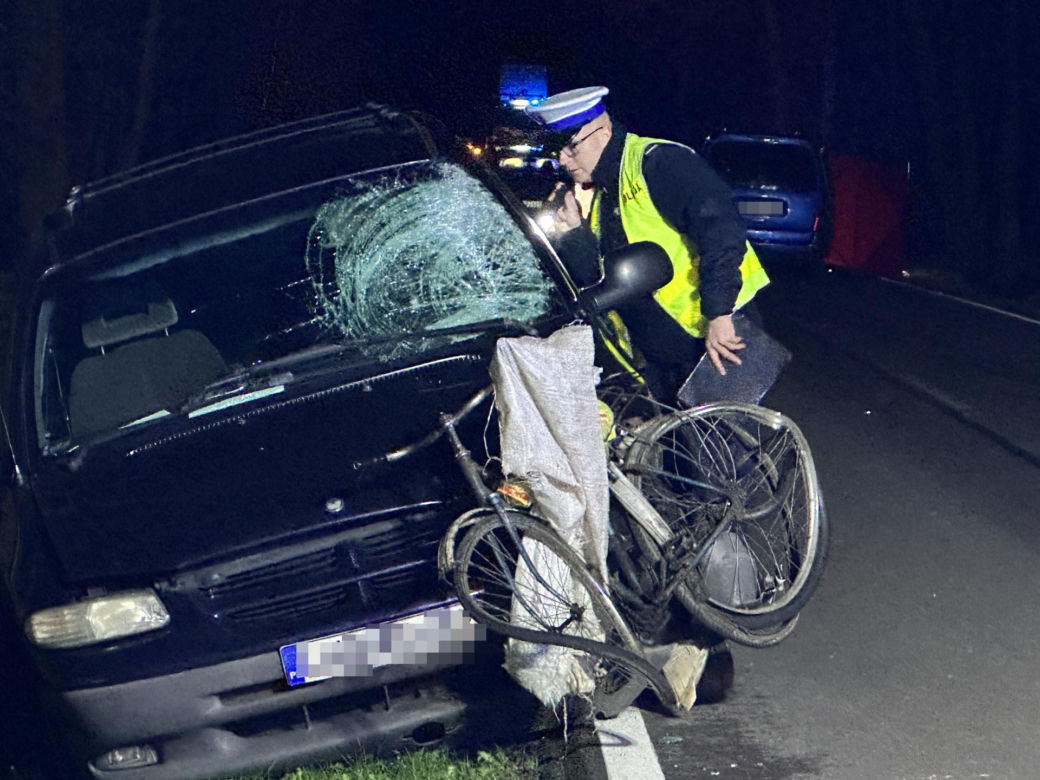 Wracał do domu, potrąciły go dwie osobówki. Zginął przygnieciony pod kołami auta