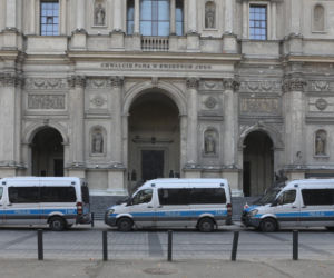 Policja pod kościołami w Warszawie