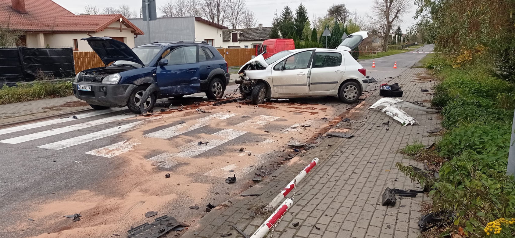 Wypadek koło Brzezin. Zderzenie trzech aut. Volkswagen przebił betonowy płot