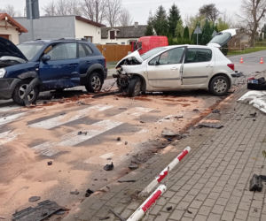 Wypadek koło Brzezin. Zderzenie trzech aut. Volkswagen przebił betonowy płot