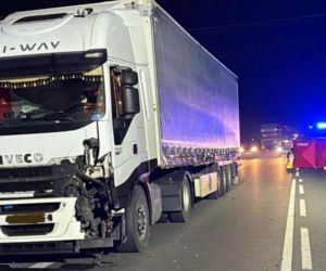 Tragedia na drodze w woj. lubelskim. Pieszy zginął pod kołami ciężarówek