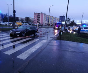 Samochód uderzył w latarnię. Mężczyzna trafił do szpitala