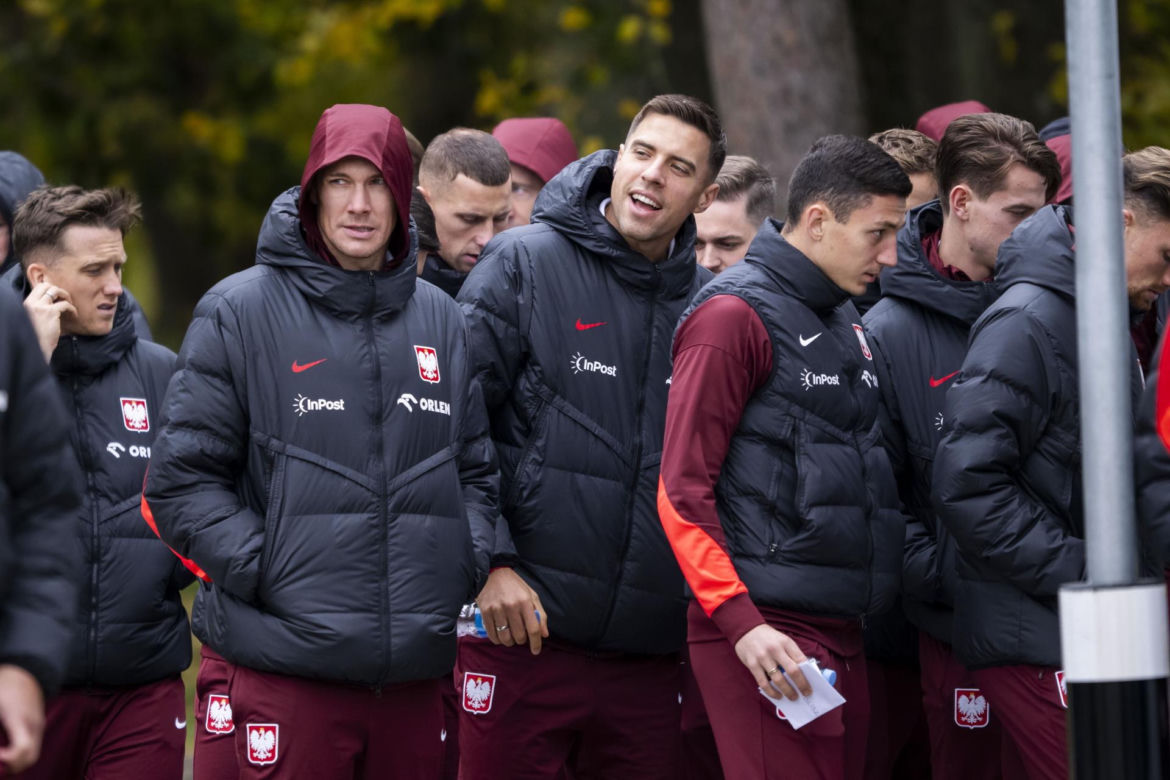 Reprezentacja zmokła na spacerze. Lewandowski się krył przed deszczem