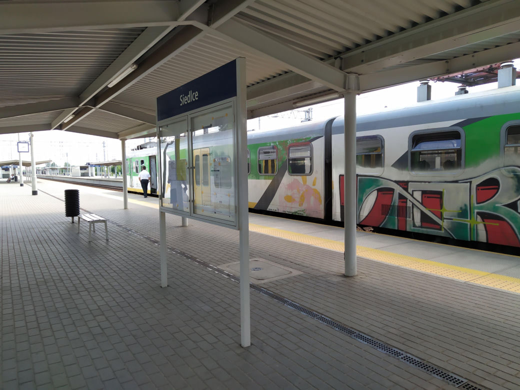 PKP PLK – koszty pracownicze wyniosły 5945 mln zł (wzrost o 6,4 proc.), średnia płaca brutto 10 225 zł (wzrost o 8,7 proc. rdr), a koszty pracownicze stanowiły 42,5 proc. kosztów ogółem.