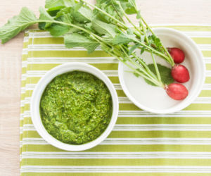 Pasta z liści rzodkiewki – nie wyrzucaj ich. Ten przepis robi z nich coś lepszego niż pesto
