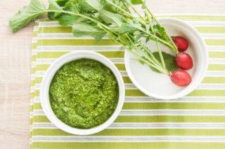 Pasta z liści rzodkiewki – nie wyrzucaj ich. Ten przepis robi z nich coś lepszego niż pesto