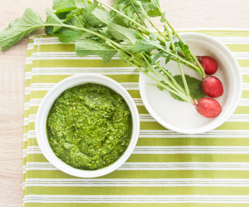 Pasta z liści rzodkiewki – nie wyrzucaj ich. Ten przepis robi z nich coś lepszego niż pesto
