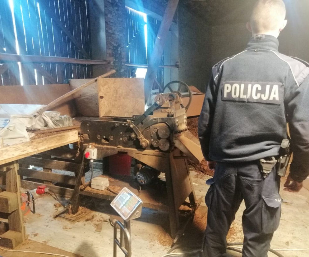 Kryminalni zlikwidowali NIELEGALNĄ FABRYKĘ pod Łęczycą. W środku... prawie 3 TONY NIELEGALNEGO TOWARU!