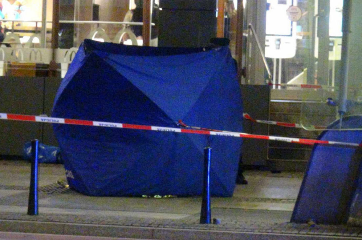 Koszmar w samym sercu stolicy. Młoda kobieta runęła z 7 piętra. Nie żyje