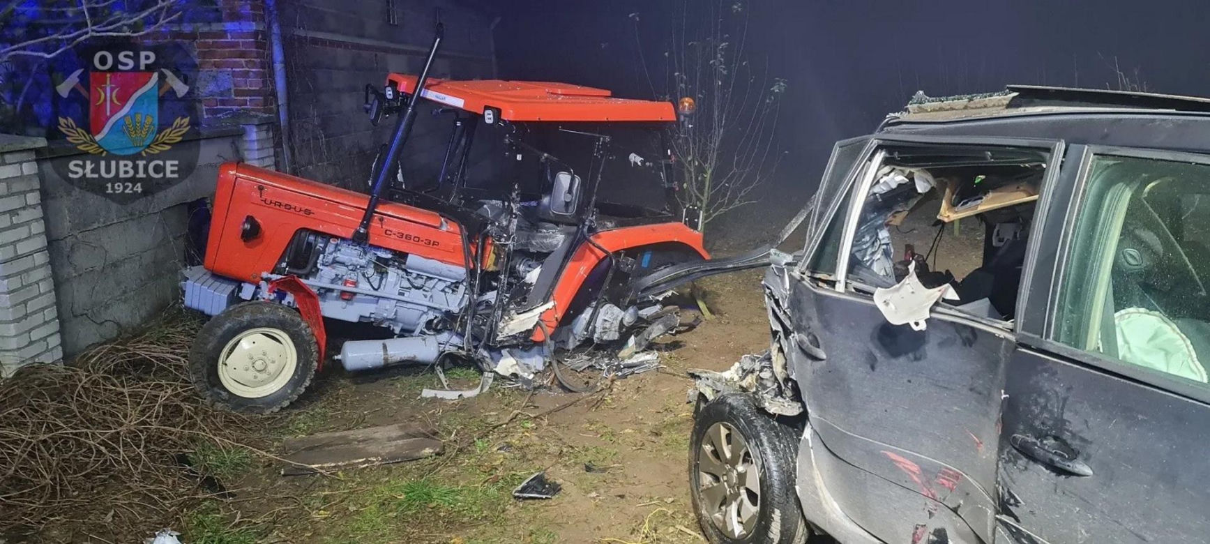 Makabryczny wypadek pod Płockiem. Osobówka wbiła się w stojący traktor. Kierujący nie miał szans