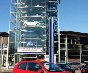 Parking automatyczny - gigantyczna przeszklona witryna salonu samochodowego Audi