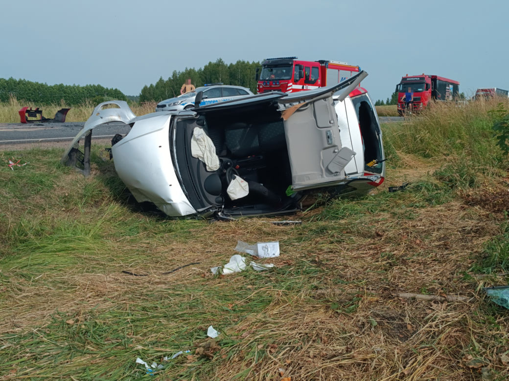 Roztrzaskali się na drodze. Dramatyczny wypadek, strażacy wycinali ludzi z wraków