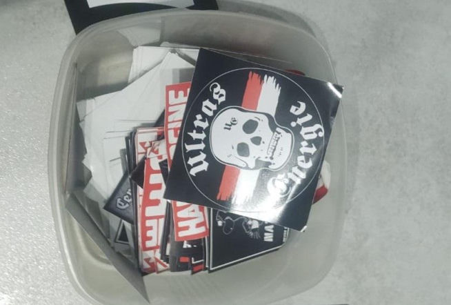 Zatrzymano dwóch skinheadów podejrzanych o podpalenia. Szokujące, co znaleziono w ich domach