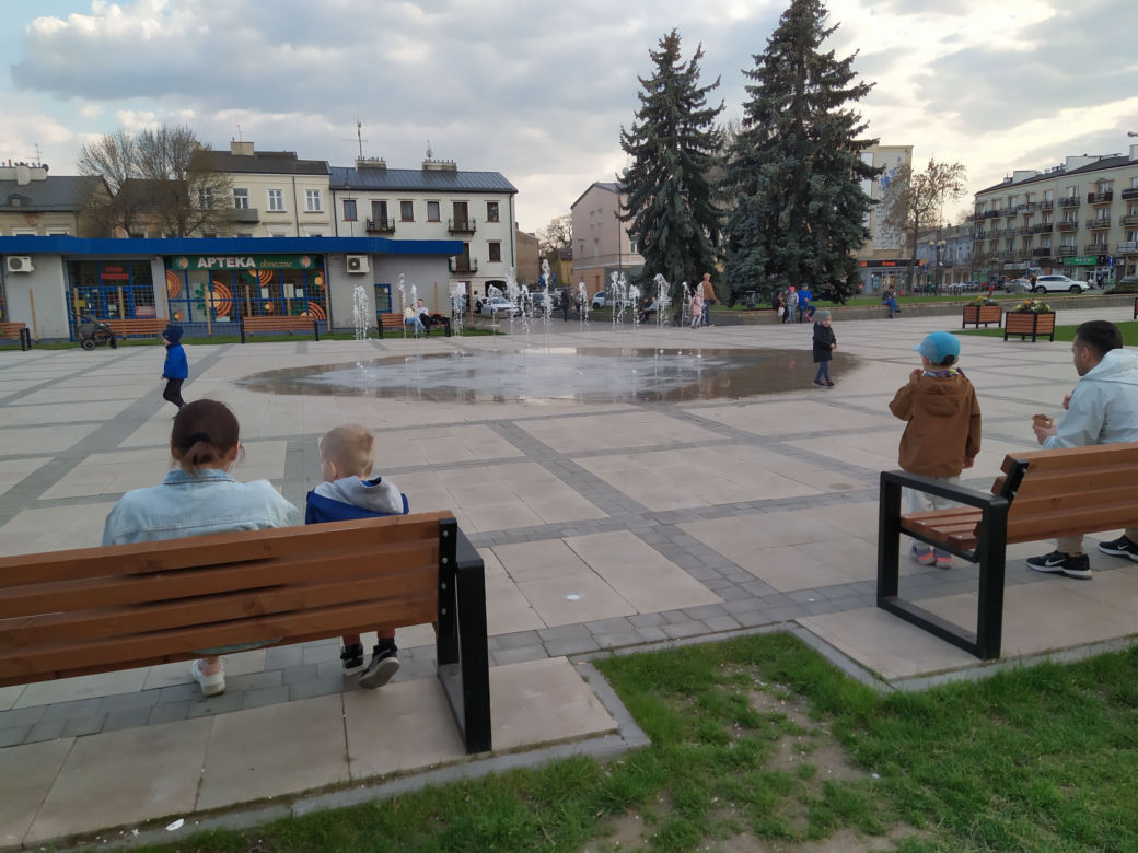 Plac Generała Sikorskiego w Siedlcach i fontanna multimedialna w wiosennej szatce