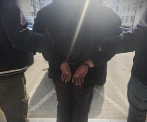 Otworzyła drzwi i zobaczyła w mieszkaniu obcych ludzi. Właścicielka w szoku